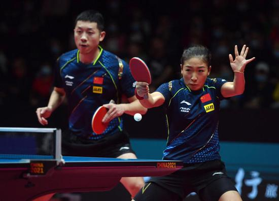 许昕（左）和刘诗雯