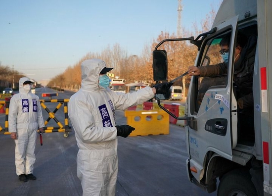 石家庄市公安局高新技术产业开发区公安分局民警在藁城区通往市区的路口执勤（2021年1月10日摄）。当日是首个“中国人民警察节”。新华社记者 杨世尧 摄