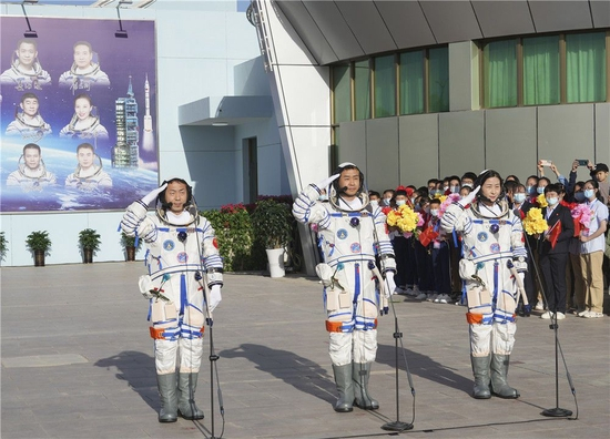  6月5日，神舟十四号载人飞行任务航天员乘组出征仪式在酒泉卫星发射中心问天阁广场举行。陈冬（中）、刘洋（右）、蔡旭哲即将开启为期6个月的飞行任务。新华社记者 李刚 摄