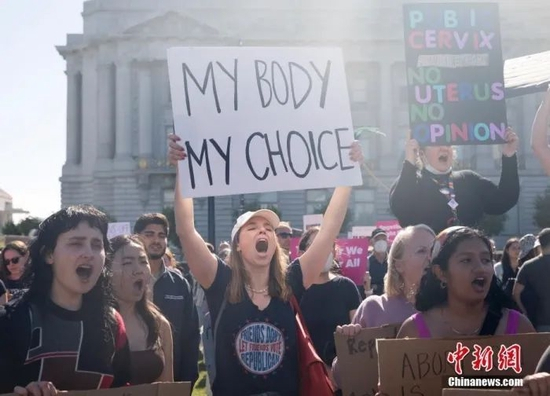  当地时间6月24日，美国旧金山民众聚集在市政厅前，抗议美联邦最高法院推翻罗诉韦德案。&nbsp;中新社记者 刘关关 摄