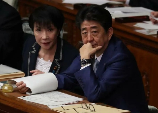·安倍晋三（右）。