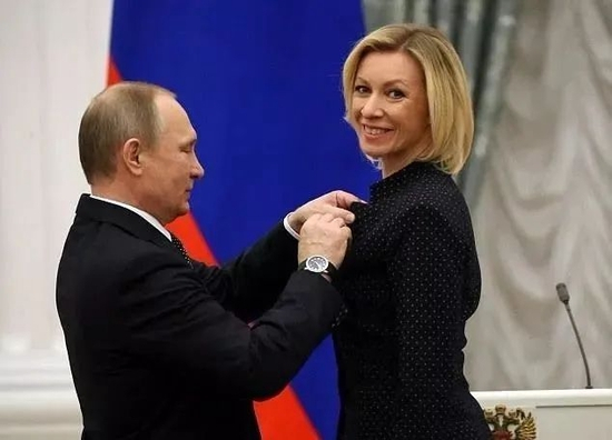 　·普京为扎哈罗娃佩戴友谊勋章。