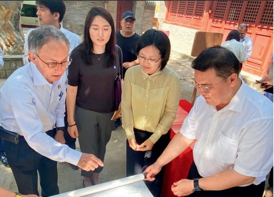 ·&nbsp;2023年7月4日，玉城丹尼在北京市通州区三义庙听取琉球国历史关系史料。（冲绳县厅提供）