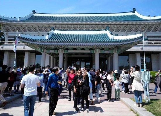 2022年5月10日，在韩国首尔，民众进入青瓦台参观。图源：新华社