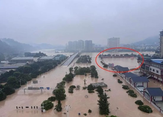 ▲榕江部分城区遭遇洪水（红圈处为村超体育场） 受访者供图