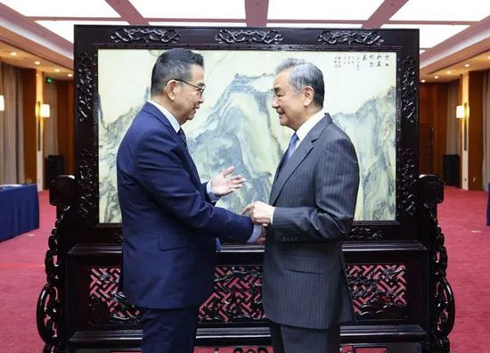 8月14日，王毅（右）在云南安宁会见泰国外长玛里 图：外交部网站