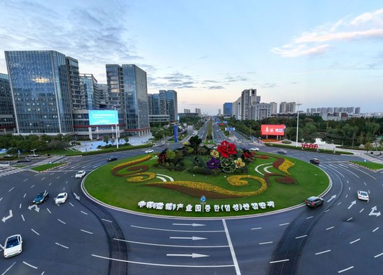 这是2025年10月16日在江苏盐城拍摄的中韩（盐城）产业园（无人机照片）。新华社记者李博摄