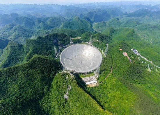 2026年5月7日拍摄的位于贵州平塘县的“中国天眼”全景（无人机照片，维护保养期间拍摄）。新华社记者 欧东衢 摄