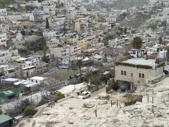 大卫城遗址局部和背后的巴勒斯坦村落