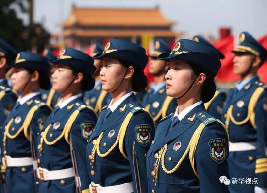 2014年5月12日，我军首批三军女子仪仗兵亮相外交礼仪，接受中外领导人检阅。新华社记者庞兴雷摄