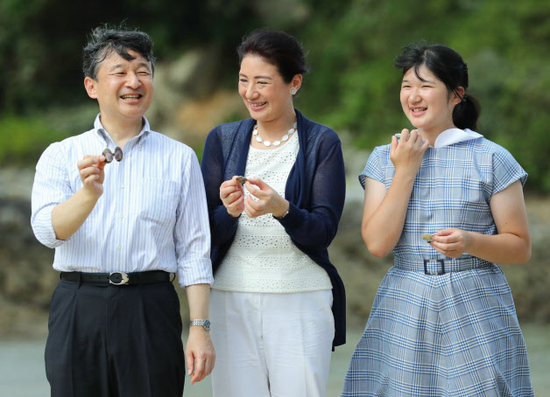 今年8月，皇太子一家在那须御用邸散步。（图片来源：产经新闻）