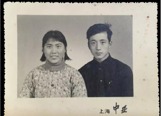 孙先生老两口原本的结婚照。图片来源：卫报网站报道截图