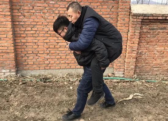 ▷上坟的路上，儿子背起金哲宏