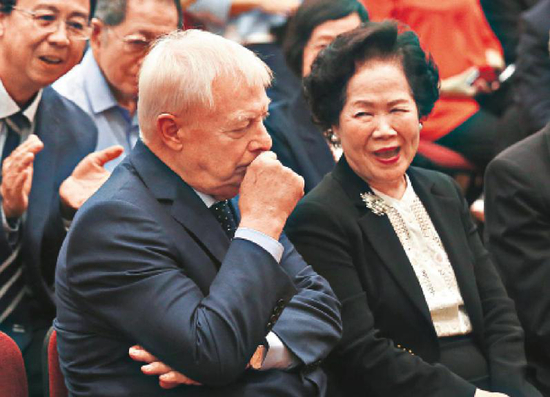 　港英政府最后一任布政司司长陈方安生与末代港督彭定康。资料图片