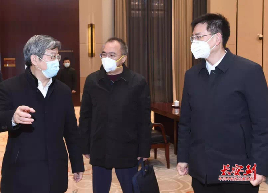  陈一新与校友楚商黄立、阎志交谈。