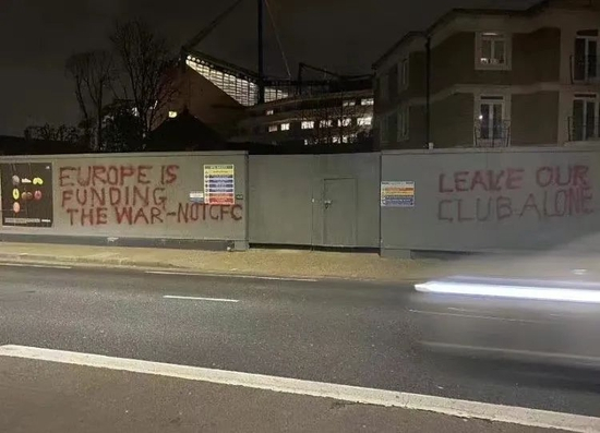 ·球迷们在切尔西主场外的墙上留言。