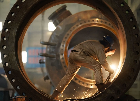 4月14日，在哈电集团哈尔滨锅炉厂有限责任公司车间，工人进行生产作业。新华社记者 王建威 摄