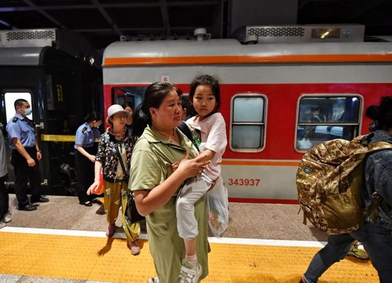 ▲2023年8月3日，丰沙线沿线的安家庄站Z180次、落坡岭站K396次最后一批因水灾滞留旅客乘转运客车顺利抵达北京丰台站。新京报记者 王贵彬 摄