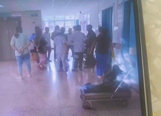  被砸伤考生在医院接受救治。（图片来自网络）