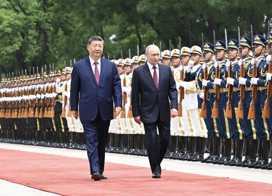 5月20日上午，国家主席习近平在北京人民大会堂同来华进行国事访问的俄罗斯总统普京举行会谈。会谈前，习近平在人民大会堂东门外广场为普京举行欢迎仪式。新华社记者 谢环驰 摄