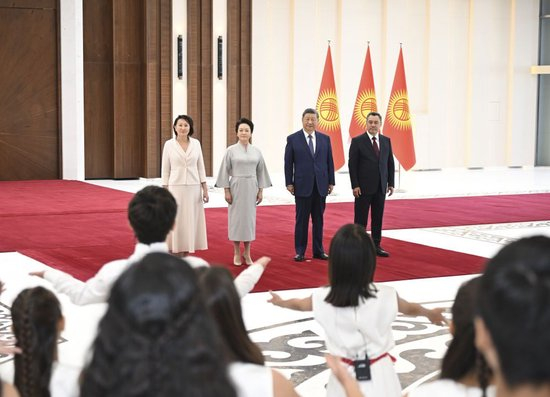 当地时间8月30日下午，国家主席习近平乘专机抵达比什凯克，应吉尔吉斯斯坦总统扎帕罗夫邀请，出席2026年上海合作组织峰会并对吉尔吉斯斯坦进行国事访问。习近平和夫人彭丽媛抵达比什凯克玛纳斯国际机场时，扎帕罗夫总统夫妇热情迎接。这是两国元首夫妇共同欣赏当地青少年演唱中国歌曲。新华社记者 燕雁 摄