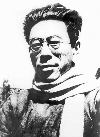 闻一多像 新华社发