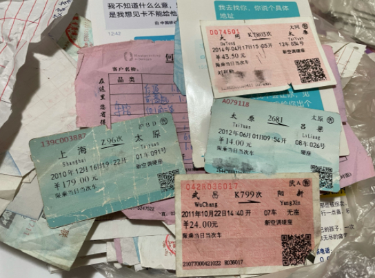 ▲刘利勤寻子十年积攒下的各类票据。新京报记者周思雅 摄