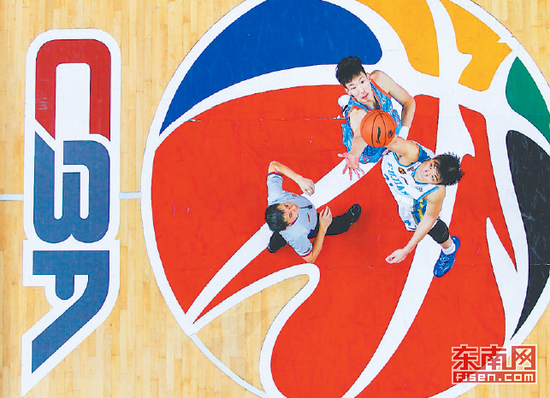 CBA2016-2017联赛在福建队主场晋江祖昌体育馆揭幕。如今，体育产业成为晋江的烫金名片。福建日报通讯员赖进财摄