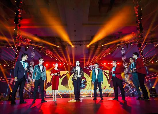 　　（2018年初，ofo以“TOP ONE”为主题举办年会，这时ofo员工3400人，过完年后陆续开始裁员。供图/ofo员工）
