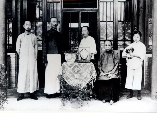  △钱学森与父亲、母亲、祖母以及女佣在杭州家中。
