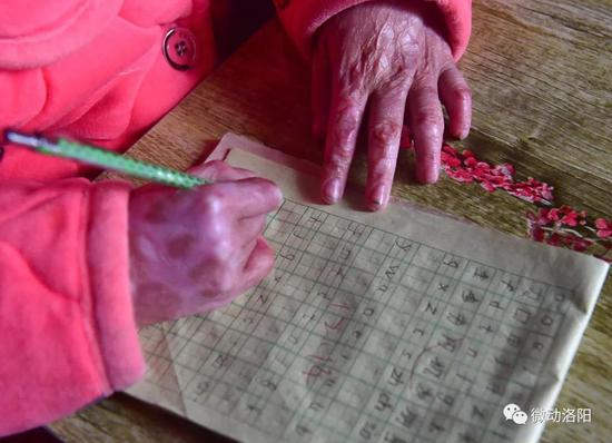 媛媛的手至今落下了残疾。