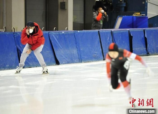 亚力山大在指导中国运动员。　高龙安　摄