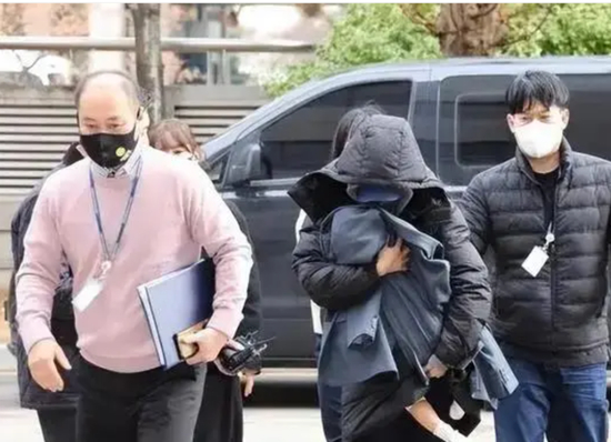 　女老板28日中午被警察拘捕