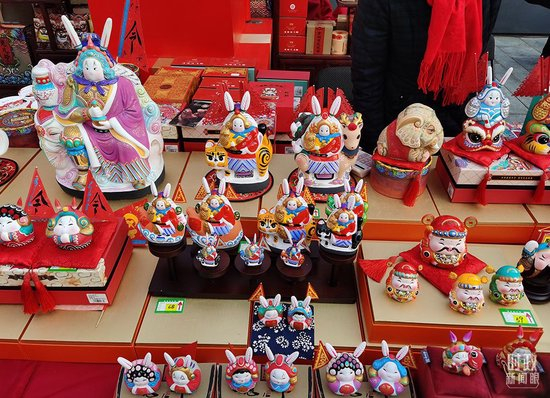  △隆福寺街区新春市集上的特色年货摊位。（总台央视记者刘琦、曹亚星拍摄）