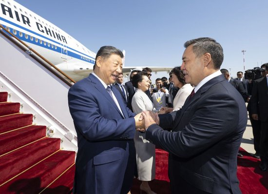 当地时间8月30日下午，国家主席习近平乘专机抵达比什凯克，应吉尔吉斯斯坦总统扎帕罗夫邀请，出席2026年上海合作组织峰会并对吉尔吉斯斯坦进行国事访问。习近平和夫人彭丽媛抵达比什凯克玛纳斯国际机场时，扎帕罗夫总统夫妇热情迎接。新华社记者 谢环驰 摄