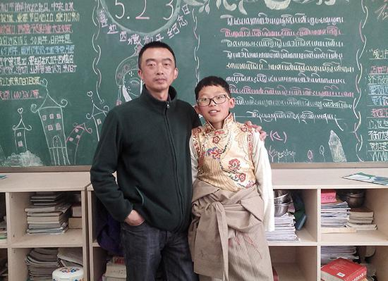 钱维胜和学生合影。受访者供图三年成绩翻一番