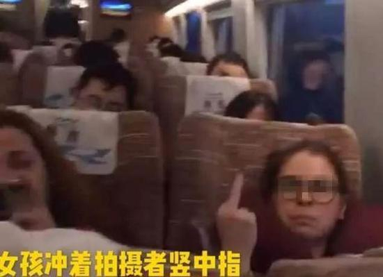  ▲上个月，有外国女生搭乘G126高铁时，将鞋脱了把脚搭在扶手上，极其不雅。在被中国乘客制止后，该女生还向拍摄者竖起中指。（图via网络）