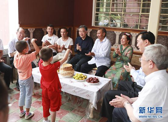 7月14日至16日，第七次全国对口支援新疆工作会议在新疆和田召开。中共中央政治局常委、中央新疆工作协调小组组长汪洋出席会议并讲话。在和田期间，汪洋还参观了对口援疆工作成就展，考察了有关单位和企业，看望了脱贫户。这是7月15日，汪洋在新疆和田英阿瓦提乡吐如孜村考察。 新华社记者 丁林 摄