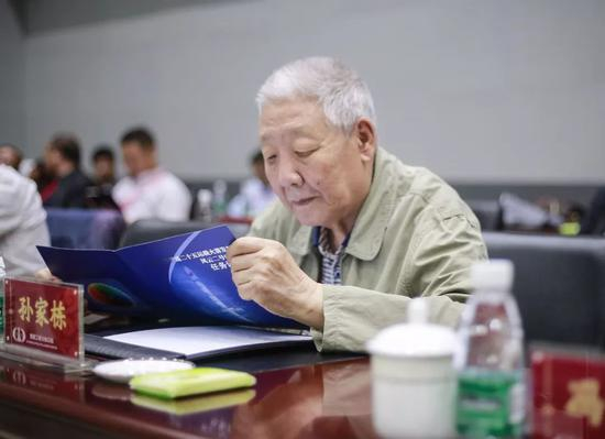 ▲ 2018年6月，89岁的孙家栋亲临发射场指导风云二号卫星发射任务（魏京华摄）