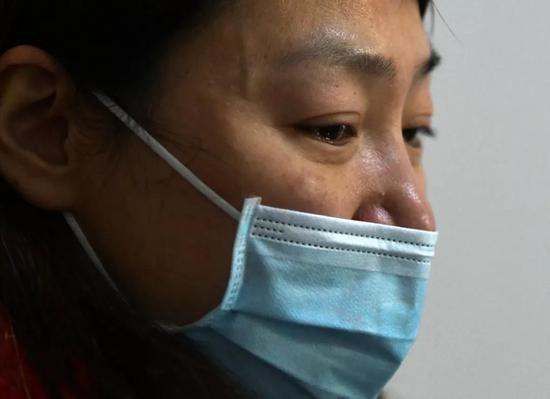  重温医学生誓言时，孙婉清的母亲张清一度哽咽（1月29日摄）。