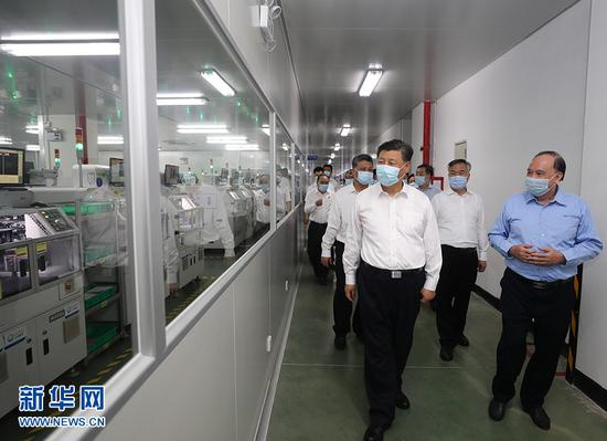 10月12日至13日，中共中央总书记、国家主席、中央军委主席习近平在广东考察。这是12日下午，习近平在潮州市潮州三环（集团）股份有限公司生产车间考察。 新华社记者 王晔 摄