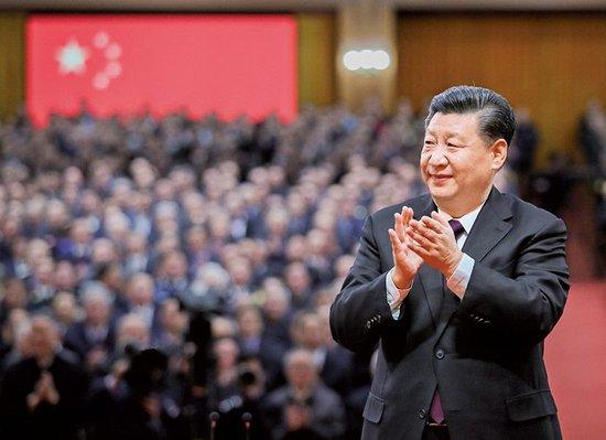 2018年12月18日，庆祝改革开放40周年大会在北京人民大会堂隆重举行。中共中央总书记、国家主席、中央军委主席习近平在大会上发表重要讲话。这是习近平鼓掌向受表彰人员表示祝贺。新华社记者 谢环驰/摄