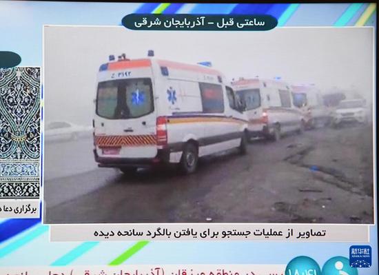 ·伊朗国家电视台播放的事故现场附近搜寻画面。
