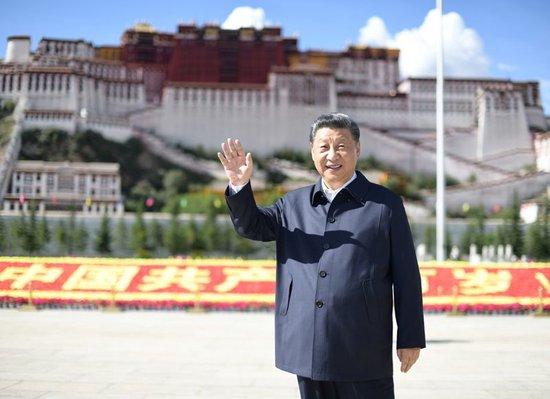 2021年7月22日,习近平总书记在布达拉宫广场考察时,向游客和当地群众挥手致意。