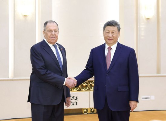 4月15日上午，国家主席习近平在北京人民大会堂会见俄罗斯外长拉夫罗夫。新华社记者 黄敬文 摄