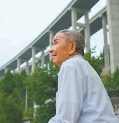黄大发在村旁的高速公路大桥下（6月16日摄）。新华社记者 刘 续摄