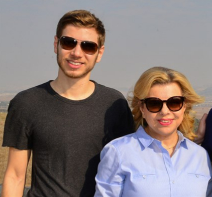  ·亚伊尔（左）和母亲