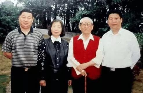 习近平和家人照片（来源：人民网）
