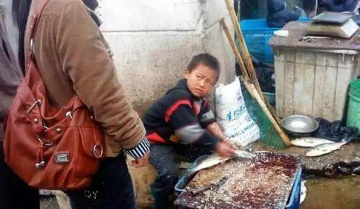 ▲当年被拍下的这张照片，让孟凡森成了网络红人“杀鱼弟”&nbsp; 图据网络