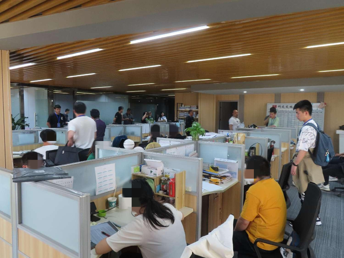  捣毁非法杂志社现场